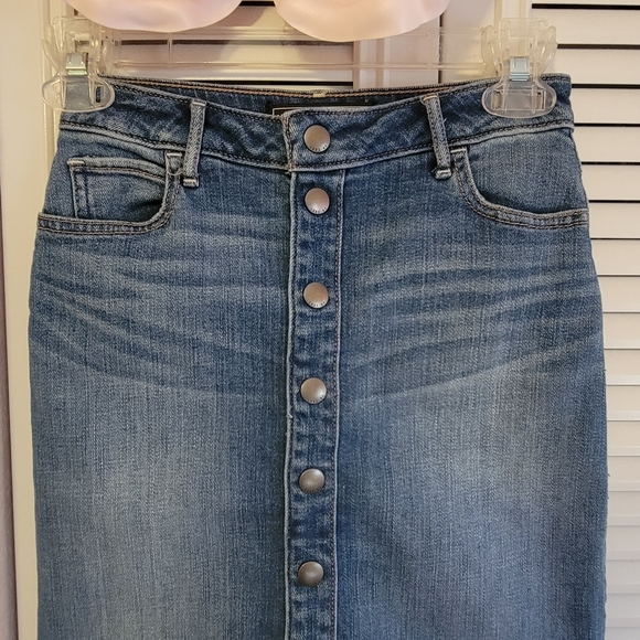 Abercrombie & Fitch Jean skirtSnaps down the front. Size 25 waist - Picture 2 of 4